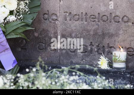 52 Jahre nach dem Massaker auf dem Tlatelolco-Platz riefen Mitglieder des Komitees 68, einer Organisation, die sich aus Überlebenden der Studentenbewegung jener Jahre zusammenstellte, am 02. Oktober 2020 in Mexiko-Stadt, Mexiko, zu einer Gedenkveranstaltung und einer kulturellen Veranstaltung auf. (Foto von Cristian Leyva/NurPhoto) Stockfoto