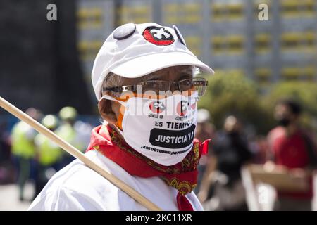 52 Jahre nach dem Massaker auf dem Tlatelolco-Platz riefen Mitglieder des Komitees 68, einer Organisation, die sich aus Überlebenden der Studentenbewegung jener Jahre zusammenstellte, am 02. Oktober 2020 in Mexiko-Stadt, Mexiko, zu einer Gedenkveranstaltung und einer kulturellen Veranstaltung auf. (Foto von Cristian Leyva/NurPhoto) Stockfoto