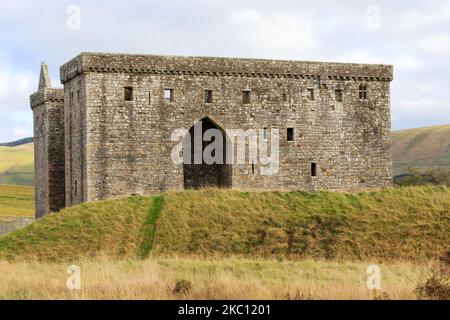 Hermitage, Schottland - Oktober 18 2022 : die Ruinganlagen der Hermitage Castle, die in14. Jahrhundert erbaut wurde und nördlich des Dorfes Newcsatleton liegt, Stockfoto