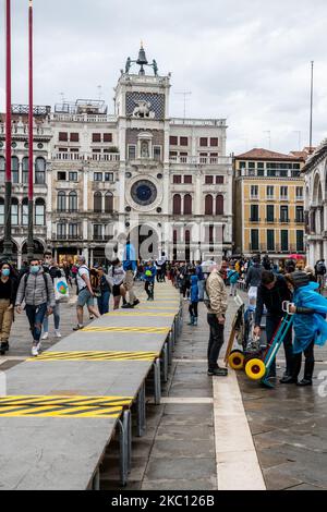 Die Touristen, die auf einem Gang spazieren gingen, gingen auf dem hohen Wasser hinauf, das am 02. Oktober 2020 in Venedig, Italien, zum ersten Mal blockiert wurde. Die meisten Barrieren, das experimentelle Projekt realisiert, um Venedig vor der hohen Zeit zu schützen gearbeitet und der maximale Wasserstand auf dem Meeresspiegel erreichte 75cm innerhalb von Venedig statt der 135cm erwartet, halten San Mark Quadrat trocken. (Foto von Giacomo Cosua/NurPhoto) Stockfoto