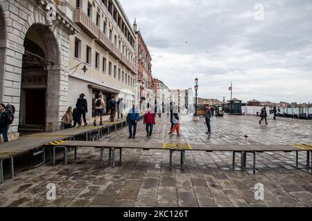 Die Touristen, die auf einem Gang spazieren gingen, gingen auf dem hohen Wasser hinauf, das am 02. Oktober 2020 in Venedig, Italien, zum ersten Mal blockiert wurde. Die meisten Barrieren, das experimentelle Projekt realisiert, um Venedig vor der hohen Zeit zu schützen gearbeitet und der maximale Wasserstand auf dem Meeresspiegel erreichte 75cm innerhalb von Venedig statt der 135cm erwartet, halten San Mark Quadrat trocken. (Foto von Giacomo Cosua/NurPhoto) Stockfoto