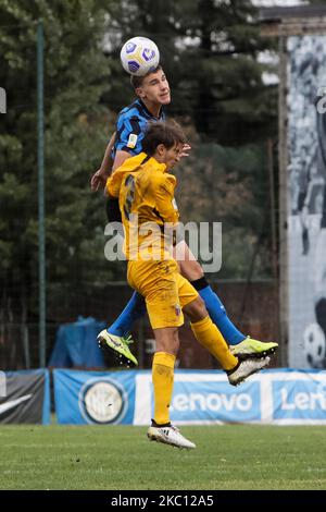 Alessandro Gurini von Ascoli Calcio wird am 3. Oktober 2020 in Mailand, Italien, beim Primavera 1-Spiel zwischen dem FC Internazionale U19 und Ascoli Calcio U19 im Suning Youth Development Centre in Erinnerung an Giacinto Facchetti herausgefordert. (Foto von Mairo Cinquetti/NurPhoto) Stockfoto