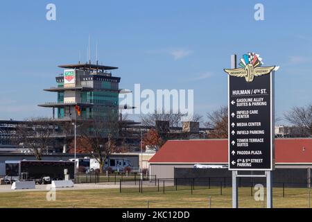 Indianapolis - ca. November 2022: Indianapolis Motor Speedway Pagode und Infield. IMS ist die Rennhauptstadt, die die Indy 500 und Brickyard 400 beherbergt Stockfoto