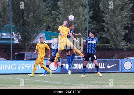 Nichola Bonfanti vom FC Internazionale wird beim Primavera 1-Spiel zwischen dem FC Internazionale U19 und Ascoli Calcio U19 am 3. Oktober 2020 im Suning Youth Development Center in Erinnerung an Giacinto Facchetti in Mailand, Italien, herausgefordert. (Foto von Mairo Cinquetti/NurPhoto) Stockfoto