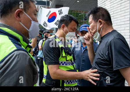 Die Konservativen protestieren gegen die Polizei während der Feierlichkeiten zum Nationalfeiertag am 03. Oktober 2020 in Seoul, Südkorea. Mitglieder konservativer Gruppen organisieren eine Kundgebung gegen die Regierung. (Foto von Chris Jung/NurPhoto) Stockfoto