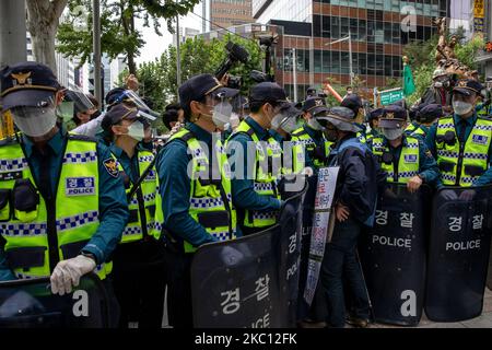 Die Konservativen protestieren gegen die Polizei während der Feierlichkeiten zum Nationalfeiertag am 03. Oktober 2020 in Seoul, Südkorea. Mitglieder konservativer Gruppen organisieren eine Kundgebung gegen die Regierung. (Foto von Chris Jung/NurPhoto) Stockfoto