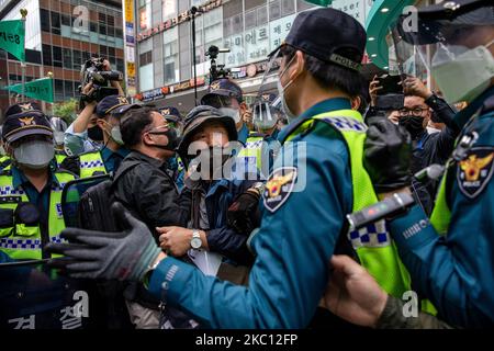 Die Konservativen protestieren gegen die Polizei während der Feierlichkeiten zum Nationalfeiertag am 03. Oktober 2020 in Seoul, Südkorea. Mitglieder konservativer Gruppen organisieren eine Kundgebung gegen die Regierung. (Foto von Chris Jung/NurPhoto) Stockfoto