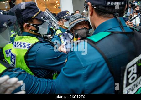 Die Konservativen protestieren gegen die Polizei während der Feierlichkeiten zum Nationalfeiertag am 03. Oktober 2020 in Seoul, Südkorea. Mitglieder konservativer Gruppen organisieren eine Kundgebung gegen die Regierung. (Foto von Chris Jung/NurPhoto) Stockfoto