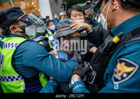 Die Konservativen protestieren gegen die Polizei während der Feierlichkeiten zum Nationalfeiertag am 03. Oktober 2020 in Seoul, Südkorea. Mitglieder konservativer Gruppen organisieren eine Kundgebung gegen die Regierung. (Foto von Chris Jung/NurPhoto) Stockfoto