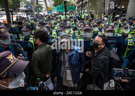 Die Konservativen protestieren gegen die Polizei während der Feierlichkeiten zum Nationalfeiertag am 03. Oktober 2020 in Seoul, Südkorea. Mitglieder konservativer Gruppen organisieren eine Kundgebung gegen die Regierung. (Foto von Chris Jung/NurPhoto) Stockfoto