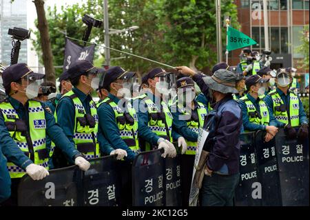 Die Konservativen protestieren gegen die Polizei während der Feierlichkeiten zum Nationalfeiertag am 03. Oktober 2020 in Seoul, Südkorea. Mitglieder konservativer Gruppen organisieren eine Kundgebung gegen die Regierung. (Foto von Chris Jung/NurPhoto) Stockfoto