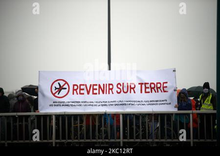 Auf dem Banner steht „Coming back on Earth“. Mehrere Organisationen wie ANV-COP21, Jugend für Klima oder XR forderten einen marsch zum Flughafen von Toulouse, um die Umweltauswirkungen des Luftverkehrs (sowohl Passagiere als auch Ladungen) zu verurteilen. Sie wollen, dass Länder den Luftverkehr kontrollieren und reduzieren, weil er ein Nettoemitter von Treibhausgasen ist. Sie sagen auch, dass eine Wasserstoffebene möglich ist, aber auch ein Schadstoff aufgrund der Notwendigkeit, Wasserstoff zu produzieren. Eine Gewerkschaft, die CGT, war da, um die Umstellung der Luftfahrtindustrie auf etwas umweltfreundlicheres zu fordern. Ähnliche Märsche fanden über den Franc statt Stockfoto