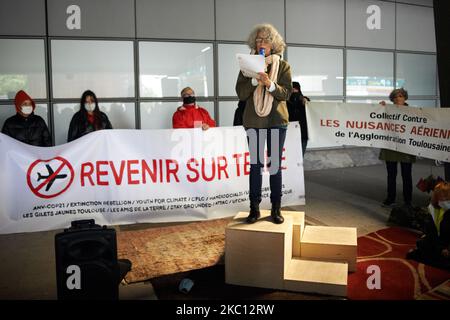 Die französische Ökonomin Genevieve Azam spricht während des Protestes. Mehrere Organisationen wie ANV-COP21, Jugend für Klima oder XR forderten einen marsch zum Flughafen von Toulouse, um die Umweltauswirkungen des Luftverkehrs (sowohl Passagiere als auch Ladungen) zu verurteilen. Sie wollen, dass Länder den Luftverkehr kontrollieren und reduzieren, weil er ein Nettoemitter von Treibhausgasen ist. Sie sagen auch, dass eine Wasserstoffebene möglich ist, aber auch ein Schadstoff aufgrund der Notwendigkeit, Wasserstoff zu produzieren. Eine Gewerkschaft, die CGT, war da, um die Umstellung der Luftfahrtindustrie auf etwas umweltfreundlicheres zu fordern. Ähnliche Märsche haben stattgefunden Stockfoto