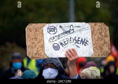 Ein Mann hält einen Karton mit der Aufschrift „ Stoppt Kerosin“. Mehrere Organisationen wie ANV-COP21, Jugend für Klima oder XR forderten einen marsch zum Flughafen von Toulouse, um die Umweltauswirkungen des Luftverkehrs (sowohl Passagiere als auch Ladungen) zu verurteilen. Sie wollen, dass Länder den Luftverkehr kontrollieren und reduzieren, weil er ein Nettoemitter von Treibhausgasen ist. Sie sagen auch, dass eine Wasserstoffebene möglich ist, aber auch ein Schadstoff aufgrund der Notwendigkeit, Wasserstoff zu produzieren. Eine Gewerkschaft, die CGT, war da, um die Umstellung der Luftfahrtindustrie auf etwas umweltfreundlicheres zu fordern. Ähnliche Märsche fanden acr statt Stockfoto