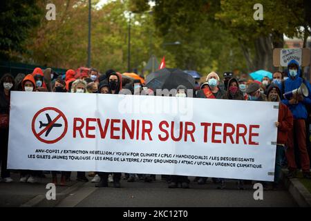 Auf dem Banner steht „Coming back on Earth“. Mehrere Organisationen wie ANV-COP21, Jugend für Klima oder XR forderten einen marsch zum Flughafen von Toulouse, um die Umweltauswirkungen des Luftverkehrs (sowohl Passagiere als auch Ladungen) zu verurteilen. Sie wollen, dass Länder den Luftverkehr kontrollieren und reduzieren, weil er ein Nettoemitter von Treibhausgasen ist. Sie sagen auch, dass eine Wasserstoffebene möglich ist, aber auch ein Schadstoff aufgrund der Notwendigkeit, Wasserstoff zu produzieren. Eine Gewerkschaft, die CGT, war da, um die Umstellung der Luftfahrtindustrie auf etwas umweltfreundlicheres zu fordern. Ähnliche Märsche fanden über den Franc statt Stockfoto