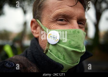 Ein Unterstützer der Grünen EELV hat eine Nadel von EELV auf seiner Gesichtsmaske. Mehrere Organisationen wie ANV-COP21, Jugend für Klima oder XR forderten einen marsch zum Flughafen von Toulouse, um die Umweltauswirkungen des Luftverkehrs (sowohl Passagiere als auch Ladungen) zu verurteilen. Sie wollen, dass Länder den Luftverkehr kontrollieren und reduzieren, weil er ein Nettoemitter von Treibhausgasen ist. Sie sagen auch, dass eine Wasserstoffebene möglich ist, aber auch ein Schadstoff aufgrund der Notwendigkeit, Wasserstoff zu produzieren. Eine Gewerkschaft, die CGT, war da, um die Umstellung der Luftfahrtindustrie auf etwas umweltfreundlicheres zu fordern. Ähnlich Stockfoto