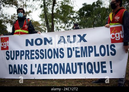 Gewerkschafter der CGT halten ein Transparent mit der Aufschrift „Nein zu Arbeitsplätzen in der Luftverkehrsbranche“, sie fördern die Umstellung auf etwas umweltfreundlicheres. Mehrere Organisationen wie ANV-COP21, Jugend für Klima oder XR forderten einen marsch zum Flughafen von Toulouse, um die Umweltauswirkungen des Luftverkehrs (sowohl Passagiere als auch Ladungen) zu verurteilen. Sie wollen, dass Länder den Luftverkehr kontrollieren und reduzieren, weil er ein Nettoemitter von Treibhausgasen ist. Sie sagen auch, dass eine Wasserstoffebene möglich ist, aber auch ein Schadstoff aufgrund der Notwendigkeit, Wasserstoff zu produzieren. Eine Gewerkschaft, die CGT, war da, um einen CO zu fordern Stockfoto