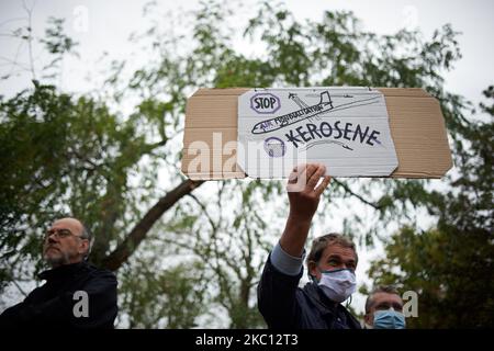 Ein Mann hält einen Karton mit der Aufschrift „ Stoppt Kerosin“. Mehrere Organisationen wie ANV-COP21, Jugend für Klima oder XR forderten einen marsch zum Flughafen von Toulouse, um die Umweltauswirkungen des Luftverkehrs (sowohl Passagiere als auch Ladungen) zu verurteilen. Sie wollen, dass Länder den Luftverkehr kontrollieren und reduzieren, weil er ein Nettoemitter von Treibhausgasen ist. Sie sagen auch, dass eine Wasserstoffebene möglich ist, aber auch ein Schadstoff aufgrund der Notwendigkeit, Wasserstoff zu produzieren. Eine Gewerkschaft, die CGT, war da, um die Umstellung der Luftfahrtindustrie auf etwas umweltfreundlicheres zu fordern. Ähnliche Märsche fanden acr statt Stockfoto