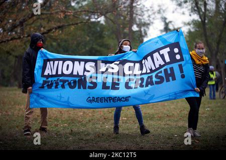 Demonstranten von Green Peace halten ein Transparent mit der Aufschrift „Flugzeuge gegen Klima: Lasst uns den Absturz vermeiden“. Mehrere Organisationen wie ANV-COP21, Jugend für Klima oder XR forderten einen marsch zum Flughafen von Toulouse, um die Umweltauswirkungen des Luftverkehrs (sowohl Passagiere als auch Ladungen) zu verurteilen. Sie wollen, dass Länder den Luftverkehr kontrollieren und reduzieren, weil er ein Nettoemitter von Treibhausgasen ist. Sie sagen auch, dass eine Wasserstoffebene möglich ist, aber auch ein Schadstoff aufgrund der Notwendigkeit, Wasserstoff zu produzieren. Eine Gewerkschaft, die CGT, war da, um die Umstellung der Luftfahrtindustrie auf etwas zu fordern Stockfoto