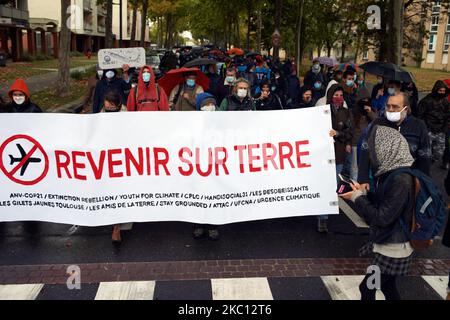 Mehrere Organisationen wie ANV-COP21, Jugend für Klima oder XR forderten einen marsch zum Flughafen von Toulouse, um die Umweltauswirkungen des Luftverkehrs (sowohl Passagiere als auch Ladungen) zu verurteilen. Sie wollen, dass Länder den Luftverkehr kontrollieren und reduzieren, weil er ein Nettoemitter von Treibhausgasen ist. Sie sagen auch, dass eine Wasserstoffebene möglich ist, aber auch ein Schadstoff aufgrund der Notwendigkeit, Wasserstoff zu produzieren. Eine Gewerkschaft, die CGT, war da, um die Umstellung der Luftfahrtindustrie auf etwas umweltfreundlicheres zu fordern. Ähnliche Märsche fanden in ganz Frankreich statt. Am 3. 2020. Oktober in Toulouse, Franc Stockfoto