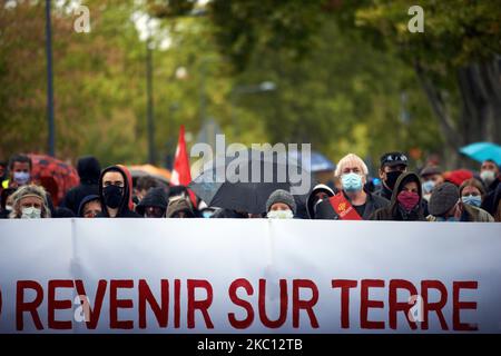 Auf dem Banner steht „Coming back on Earth“. Mehrere Organisationen wie ANV-COP21, Jugend für Klima oder XR forderten einen marsch zum Flughafen von Toulouse, um die Umweltauswirkungen des Luftverkehrs (sowohl Passagiere als auch Ladungen) zu verurteilen. Sie wollen, dass Länder den Luftverkehr kontrollieren und reduzieren, weil er ein Nettoemitter von Treibhausgasen ist. Sie sagen auch, dass eine Wasserstoffebene möglich ist, aber auch ein Schadstoff aufgrund der Notwendigkeit, Wasserstoff zu produzieren. Eine Gewerkschaft, die CGT, war da, um die Umstellung der Luftfahrtindustrie auf etwas umweltfreundlicheres zu fordern. Ähnliche Märsche fanden über den Franc statt Stockfoto