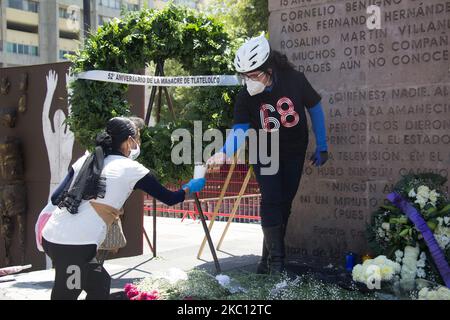 Gedenkfeier, Kundgebung und marsch zum 52.. Jahrestag des Studentenmassakers 1968 in Mexiko-Stadt, Mexiko, am 2. Oktober 2020. Trotz der Covid-19-Pandemie begannen sich Hunderte von Menschen auf der Plaza de las Tres Culturas von CDMX zu versammeln, um an das Massaker vom 2. Oktober 1968 in einem politisch-kulturellen Akt zu erinnern. Eine Gruppe von schwarz gekleideten und mit Kapuze bekleideten Menschen ging durch Eje Central, um zu marschieren und zum Zocalo zu gelangen, aber auf ihrem Weg wurden sie von Elementen des Sekretariats für die Sicherheit der Bürger (SSC) zurückgehalten, weil sie während ihres Durchgangs begannen, Molotow-Cocktails zu gewinnen (Foto von Mart Stockfoto