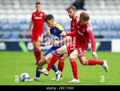 Callum Reilly von AFC Wimbledon hält Harvey Rodgers von Accrington Stanley während des Sky Bet League 1-Spiels zwischen AFC Wimbledon und Accrington Stanley am Samstag, dem 3.. Oktober 2020 im Kyian Price Foundation Stadium, London, ab. (Foto von Jacques Feeney/MI News/NurPhoto) Stockfoto