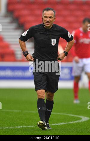 Schiedsrichter Keith Stroud beim Sky Bet Championship-Spiel zwischen Nottingham Forest und Bristol City am City Ground, Nottingham, am Samstag, 3.. Oktober 2020. (Foto von Jon Hobley/MI News/NurPhoto) Stockfoto