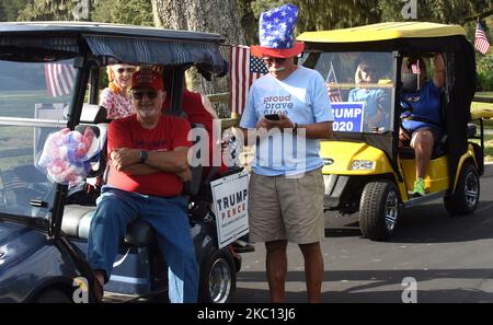 Bewohner warten darauf, an einer Golfkarren-Parade zur Unterstützung der Wiederwahl von US-Präsident Donald Trump am 3. Oktober 2020 in den Dörfern, Florida, einer Altersgruppe nördlich von Orlando, teilzunehmen. Trump wurde gestern nach dem Vertrag mit COVID-19 in das Walter Reed National Military Medical Center aufgenommen. (Foto von Paul Hennessy/NurPhoto) Stockfoto