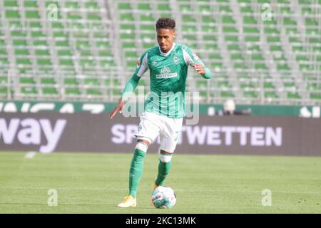 Theodor Gebre Selassie vom SV Werder Bremen kontrolliert den Ball beim Bundesliga-Spiel zwischen dem SV Werder Bremen und der DSC Arminia Bielefeld am 03. Oktober 2020 im Wohninvest WESERSTADION in Bremen. (Foto von Peter Niedung/NurPhoto) Stockfoto