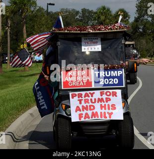 Bewohner nehmen an einer Golfkarren-Parade zur Unterstützung der Wiederwahl von US-Präsident Donald Trump am 3. Oktober 2020 in den Dörfern, Florida, einer Altersgruppe nördlich von Orlando, Teil. Trump wurde gestern nach dem Vertrag mit COVID-19 in das Walter Reed National Military Medical Center aufgenommen. (Foto von Paul Hennessy/NurPhoto) Stockfoto