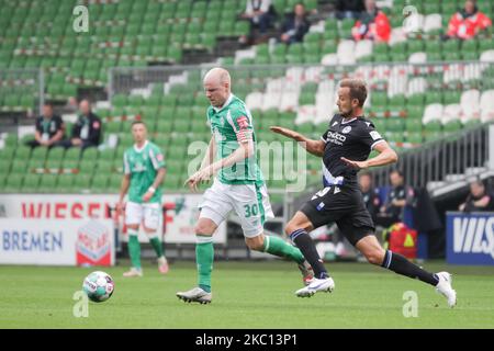 Davy Klaasen vom SV Werder Bremen und Manuel Prietl von der DSC Arminia Bielefeld kämpfen beim Bundesliga-Spiel zwischen dem SV Werder Bremen und der DSC Arminia Bielefeld am 03. Oktober 2020 im Wohninvest WESERSTADION in Bremen um den Ball. (Foto von Peter Niedung/NurPhoto) Stockfoto