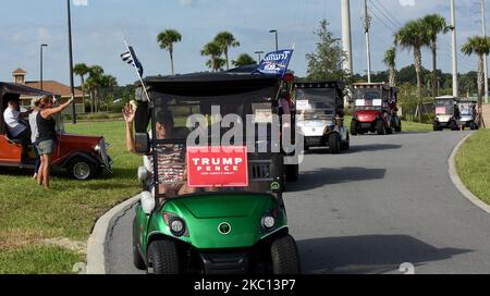 Bewohner nehmen an einer Golfkarren-Parade zur Unterstützung der Wiederwahl von US-Präsident Donald Trump am 3. Oktober 2020 in den Dörfern, Florida, einer Altersgruppe nördlich von Orlando, Teil. Trump wurde gestern nach dem Vertrag mit COVID-19 in das Walter Reed National Military Medical Center aufgenommen. (Foto von Paul Hennessy/NurPhoto) Stockfoto