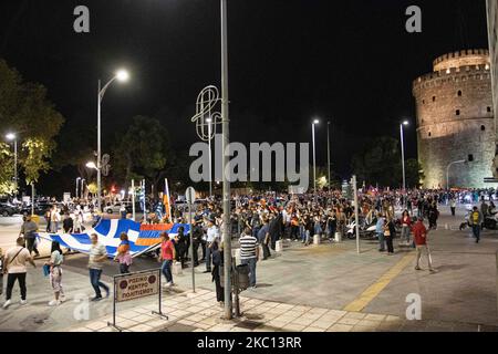 Das armenische Volk demonstriert mit Unterstützung des Komitees der Armenier, der lokalen Gemeinschaft und der Griechen vor dem Weißen Turm, Das Symbol der Stadt Thessaloniki in Griechenland am 03. Oktober 2020 zur Unterstützung von Arzakh und sie protestieren gegen den Krieg, der in den letzten Tagen in Berg-Karabach zwischen Armenien und Aserbaidschan mit Unterstützung der Türkei ausbrach. Bei der Kundgebung geht es um die Aggression Aserbaidschans gegen das armenische Volk mit voller Unterstützung der Türkei, als Aserbaidschan Angriffe startete. Thessaloniki, Griechenland (Foto von Nicolas Economou/NurPhoto) Stockfoto