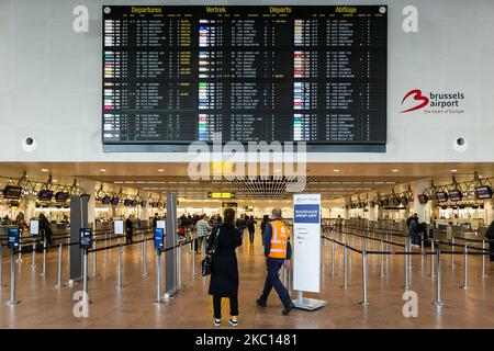 Die Abbildung zeigt die Anounzementtafel in der Abflughalle des Brüsseler Flughafens in Zaventem, Freitag, den 04. November 2022. BELGA FOTO JAMES ARTHUR GEKIERE Stockfoto