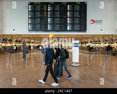 Die Abbildung zeigt die Anounzementtafel in der Abflughalle des Brüsseler Flughafens in Zaventem, Freitag, den 04. November 2022. BELGA FOTO JAMES ARTHUR GEKIERE Stockfoto