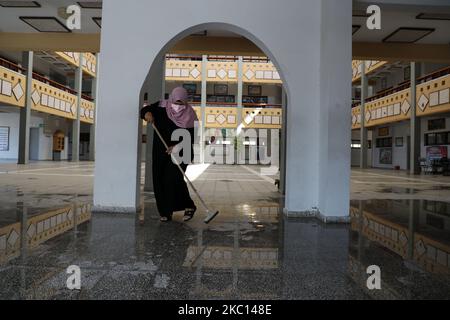 Ein palästinensischer Arbeiter, der eine Gesichtsmaske trägt, desinfiziert eine Schule vor Beginn eines neuen akademischen Jahres, angesichts der Besorgnis über die Ausbreitung des COVID-19 in Khan Younis im südlichen Gazastreifen am 4. Oktober 2020. (Foto von Majdi Fathi/NurPhoto) Stockfoto