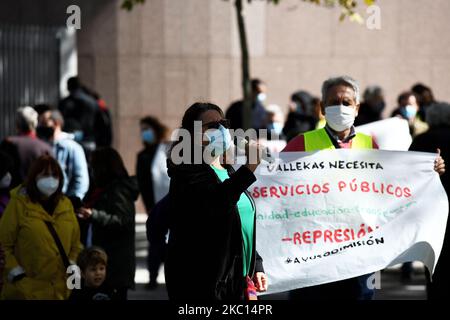 Bürger versammelten sich vor der Versammlung von Madrid, um die öffentliche Gesundheit zu verteidigen und den Rücktritt der Präsidentin der Gemeinschaft, Isabel Diaz Ayuso, für die nachlässige Behandlung der Coronavirus-Krise in Madrid am 4.. Oktober 2020 zu fordern (Foto: Juan Carlos Lucas/NurPhoto) Stockfoto