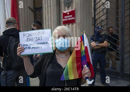 Ein Demonstranten hält ein Schild mit der Aufschrift „Homophobie tötet“ und den Namen von LGBT-Menschen, die am 4. September 2020 in Warschau, Polen, wegen Diskriminierung Selbstmord begangen haben. Einige hundert Menschen versammelten sich vor dem Bildungsministerium, um ihre Ablehnung gegenüber dem neu gewählten Minister für Bildung und Wissenschaft Przemyslaw Czarnek zu zeigen. Herr Czarnek, ein konservativer Parteimitglied der PiS (Law and Justice), ist bekannt für seine Anti-LGBT-Kampagne, die von der Regierungspartei seit Anfang letzten Jahres geführt wird. Im Juni sagte Czarnek in einem Nachrichtendienst-Auftritt: „Wir wollen uns gegen die LGBT-Ideologie verteidigen und aufhören, zuzuhören Stockfoto