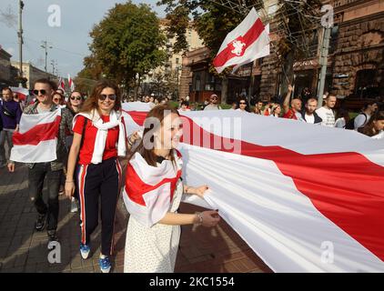 Während einer Kundgebung der Solidarität mit den belarussischen Protesten am 04. Oktober 2020 in Kiew, Ukraine, halten Menschen die historischen weiß-rot-weißen Fahnen von Belarus. In der Ukraine lebende Belarussen und ukrainische Aktivisten, die sie unterstützen, versammelten sich zu ihrer Kundgebung zur Unterstützung der Oppositionsproteste in Belarus gegen die Ergebnisse der Präsidentschaftswahlen. (Foto von STR/NurPhoto) Stockfoto