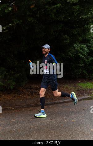 Puru Rai, ein Teilnehmer des Virgin Money Virtual London Marathon, wird am 4. Oktober 2020 im Dulwich Park in South London, England, bei kaltem Regenwetter laufen sehen. Aufgrund der Covid-19-Pandemie war der London Marathon für die Öffentlichkeit virtuell. Die Teilnehmer laufen an Orten der Wahl und verfügen über eine mobile Anwendung als Überwachungssystem. Familie und Freunde nahmen oft kürzere Distanzen ein, um den Läufer zu unterstützen. (Foto von Dominika Zarzycka/NurPhoto) Stockfoto