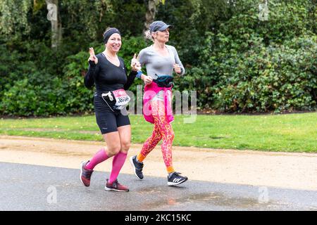 Kamila Kropatwa, eine Teilnehmerin des Virgin Money Virtual London Marathon und ihre Unterstützerin werden am 4. Oktober 2020 im Dulwich Park in South London, England, gesehen. Aufgrund der Covid-19-Pandemie war der London Marathon für die Öffentlichkeit virtuell. Die Teilnehmer laufen an Orten der Wahl und verfügen über eine mobile Anwendung als Überwachungssystem. Familie und Freunde nahmen oft kürzere Distanzen ein, um den Läufer zu unterstützen. (Foto von Dominika Zarzycka/NurPhoto) Stockfoto