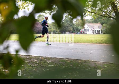 Puru Rai, ein Teilnehmer des Virgin Money Virtual London Marathon, wird am 4. Oktober 2020 im Dulwich Park in South London, England, bei kaltem Regenwetter laufen sehen. Aufgrund der Covid-19-Pandemie war der London Marathon für die Öffentlichkeit virtuell. Die Teilnehmer laufen an Orten der Wahl und verfügen über eine mobile Anwendung als Überwachungssystem. Familie und Freunde nahmen oft kürzere Distanzen ein, um den Läufer zu unterstützen. (Foto von Dominika Zarzycka/NurPhoto) Stockfoto