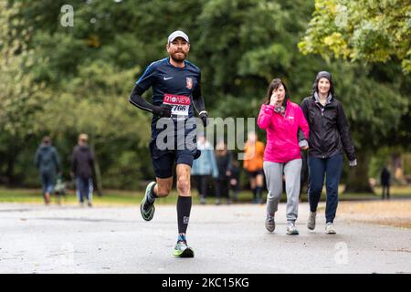 Puru Rai, ein Teilnehmer des Virgin Money Virtual London Marathon, wird am 4. Oktober 2020 im Dulwich Park in South London, England, bei kaltem Regenwetter laufen sehen. Aufgrund der Covid-19-Pandemie war der London Marathon für die Öffentlichkeit virtuell. Die Teilnehmer laufen an Orten der Wahl und verfügen über eine mobile Anwendung als Überwachungssystem. Familie und Freunde nahmen oft kürzere Distanzen ein, um den Läufer zu unterstützen. (Foto von Dominika Zarzycka/NurPhoto) Stockfoto