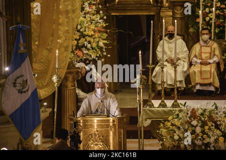 Msgr. Gonzalo de Villa, (C) SJ Metropolitan Erzbischof von Guatemala, der kürzlich von Papst Franziskus ernannt wurde, hält am Sonntag, dem 4.. Oktober, die Predigt im Tempel von Santo Domingo zur Feier des 50.. Jahrestages der Jungfrau vom Rosenkranz. Kirchen bleiben geschlossen, um die Ausbreitung der Pandemie zu verhindern. Guatemala hat insgesamt 93.963 positive Fälle von Covid-19 und 3.293 Todesfälle aufgrund der Krankheit gezählt, die höchste Zahl an Todesfällen in Zentralamerika. (Foto von Deccio Serrano/NurPhoto) Stockfoto