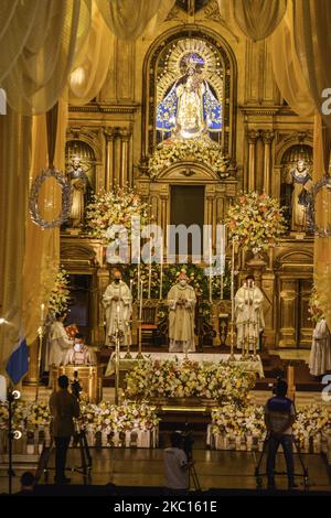 Msgr. Gonzalo de Villa, (C) SJ Metropolitan Erzbischof von Guatemala, der kürzlich von Papst Franziskus ernannt wurde, hält am Sonntag, dem 4.. Oktober, die Predigt im Tempel von Santo Domingo zur Feier des 50.. Jahrestages der Jungfrau vom Rosenkranz. Kirchen bleiben geschlossen, um die Ausbreitung der Pandemie zu verhindern. Guatemala hat insgesamt 93.963 positive Fälle von Covid-19 und 3.293 Todesfälle aufgrund der Krankheit gezählt, die höchste Zahl an Todesfällen in Zentralamerika. (Foto von Deccio Serrano/NurPhoto) Stockfoto