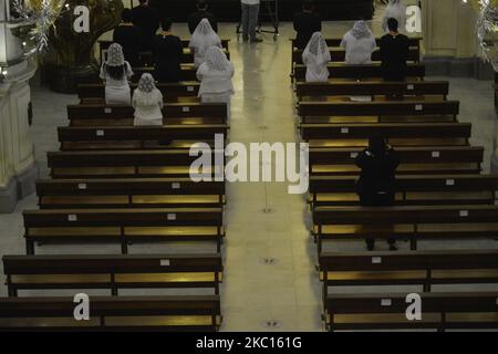 Die Gläubigen hören die Messe von Msgr. Gonzalo de Villa, SJ Metropolitan Erzbischof von Guatemala, die kürzlich von Papst Francisco am Sonntag, dem 4.. Oktober, im Tempel von Santo Domingo zur Feier des 50.. Jahrestages der Jungfrau vom Rosenkranz ernannt wurde. Kirchen bleiben geschlossen, um die Ausbreitung der Pandemie zu verhindern. Guatemala hat insgesamt 93.963 positive Fälle von Covid-19 und 3.293 Todesfälle aufgrund der Krankheit gezählt, die höchste Zahl an Todesfällen in Zentralamerika. (Foto von Deccio Serrano/NurPhoto) Stockfoto