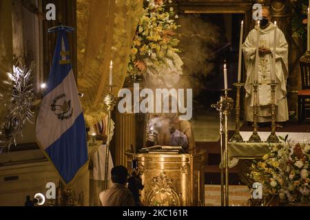 Am Sonntag, den 4. Oktober, feiert ein Priester seine Zeremonie bei der Messe von Msgr. Gonzalo de Villa, dem sJ-Erzbischof von Guatemala, der kürzlich von Papst Francisco ernannt wurde, im Tempel von Santo Domingo, um den 50.. Jahrestag der Jungfrau vom Rosenkranz zu feiern. Kirchen bleiben geschlossen, um die Ausbreitung der Pandemie zu verhindern. Guatemala hat insgesamt 93.963 positive Fälle von Covid-19 und 3.293 Todesfälle aufgrund der Krankheit gezählt, die höchste Zahl an Todesfällen in Zentralamerika. (Foto von Deccio Serrano/NurPhoto) Stockfoto