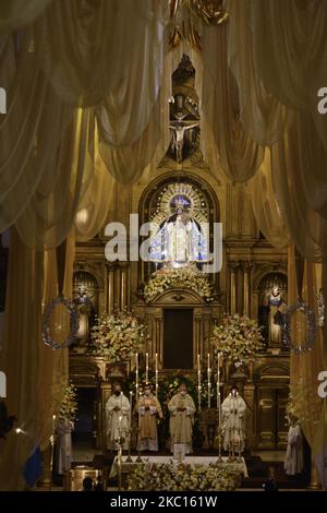 Msgr. Gonzalo de Villa, (C) SJ Metropolitan Erzbischof von Guatemala, der kürzlich von Papst Franziskus ernannt wurde, hält am Sonntag, dem 4.. Oktober, die Predigt im Tempel von Santo Domingo zur Feier des 50.. Jahrestages der Jungfrau vom Rosenkranz. Kirchen bleiben geschlossen, um die Ausbreitung der Pandemie zu verhindern. Guatemala hat insgesamt 93.963 positive Fälle von Covid-19 und 3.293 Todesfälle aufgrund der Krankheit gezählt, die höchste Zahl an Todesfällen in Zentralamerika. (Foto von Deccio Serrano/NurPhoto) Stockfoto