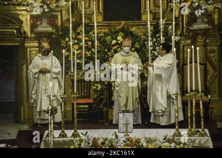 Msgr. Gonzalo de Villa, (C) SJ Metropolitan Erzbischof von Guatemala, der kürzlich von Papst Franziskus ernannt wurde, hält am Sonntag, dem 4.. Oktober, die Predigt im Tempel von Santo Domingo zur Feier des 50.. Jahrestages der Jungfrau vom Rosenkranz. Kirchen bleiben geschlossen, um die Ausbreitung der Pandemie zu verhindern. Guatemala hat insgesamt 93.963 positive Fälle von Covid-19 und 3.293 Todesfälle aufgrund der Krankheit gezählt, die höchste Zahl an Todesfällen in Zentralamerika. (Foto von Deccio Serrano/NurPhoto) Stockfoto